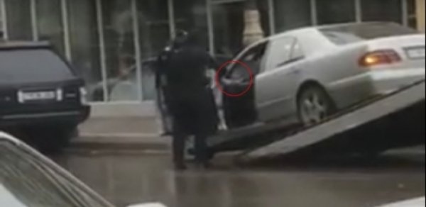 Sürücü maşını evakuatordan düşürmək üçün rüşvəti belə verdi -  VİDEO