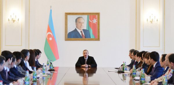 İlham Əliyev ölkə gənclərinin bir qrupu ilə görüşdü