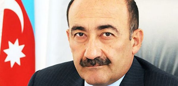 Əbülfəz Qarayev işləməyən əməkdaşlarını ixtisarlarla hədələdi