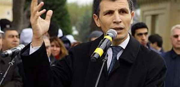 Deputat bir neçə vəzifəsi olan məmurlara -  Xəbərdarlıq etdi
