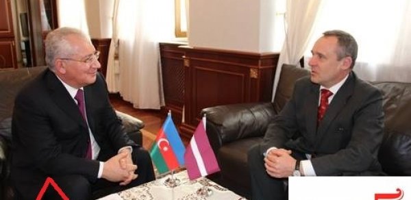 Azərbaycanlı nazir səfirlə görüşdə "vertu"sunu göstərdi -  FOTO
