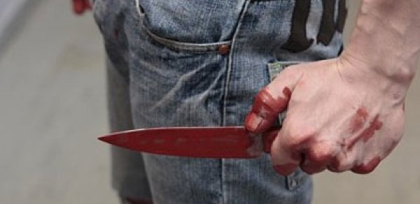 Qonşusunu bıçaqlayan məktəb direktoru özünü öldürdü