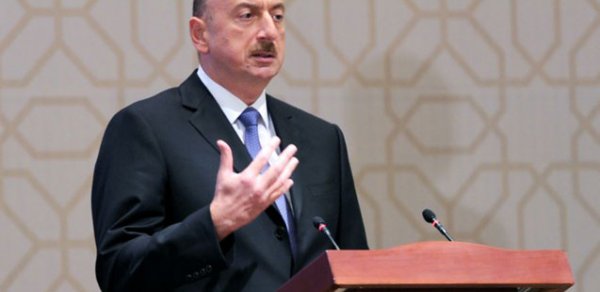 Prezident rəsmi qəbulda mükafat təqdim etdi