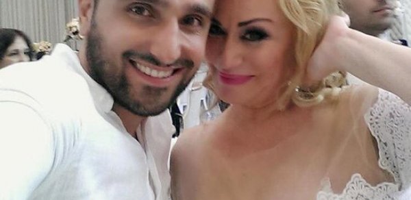 Tanınmış ifaçı oğlunun toyunda sinəsini nümayiş etdirdi-  FOTOLAR