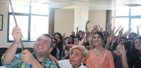 İB Gənclər mərkəzində festival havası