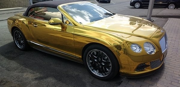 18 yaşlı ofisiant özünə `Bentley` aldı