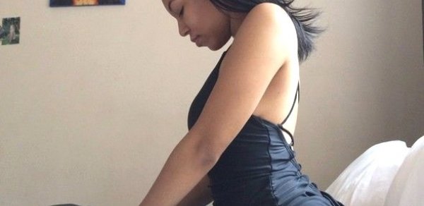 ‘İnstagram’da çılpaq ayaqlarını paylaşdı, dünya ondan danışmağa başladı - FOTOLAR
