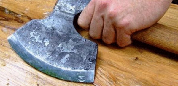 İmişlidə ər 16 yaşlı arvadını baltaladı
