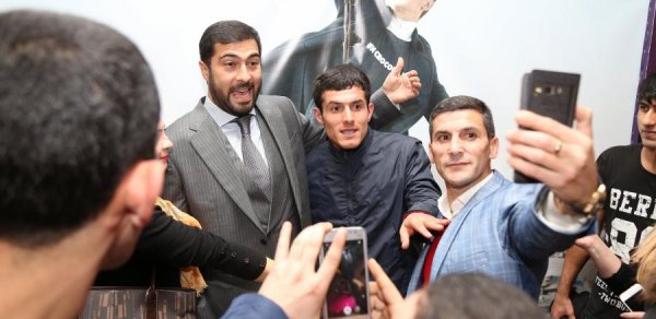Pərəstişkarları Namiqin başına toplaşdı - FOTOLAR