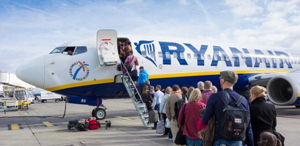 На борту лайнера Ryanair устроили концерт - ВИДЕО