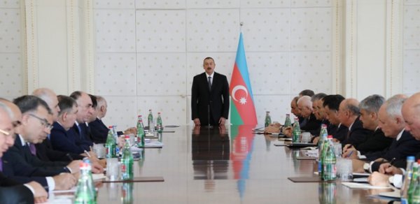 Prezident nazirləri topladı - FOTO