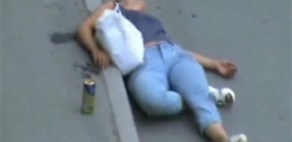 Bakının mərkəzində sərxoş qız qorxu dolu anlar yaşatdı - VİDEO 