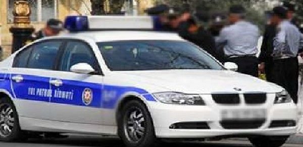 Azərbaycanda yol polisi avtomobildə siqaret çəkən sürücünü əvvəl döydü, sonra cərimələdi - Davanın təfərrüatları (104207)