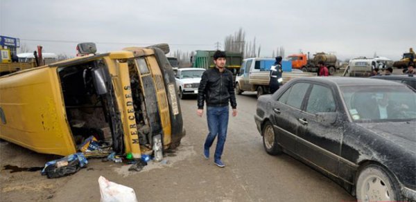 Şirvanda mikroavtobus qəzası - 15 yaralı var