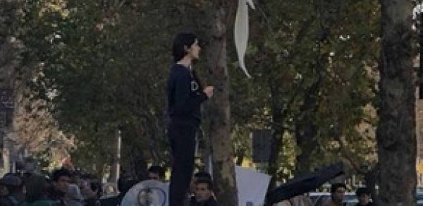 İranda geyim qaydalarına etiraz edən qadın baş örtüyünü tonqala atıb