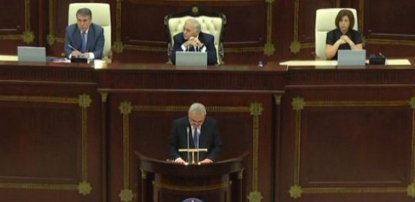 Artur Rasizadə Milli Məclisdə hesabat verir