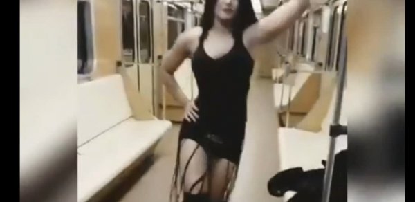 Azərbaycanlı rəqqasə metroda paltarını soyunub erotik rəqs etdi - VİDEO