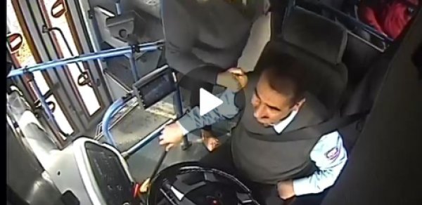 Qadın sərnişin avtobusda sürücünü yumruqladı - VİDEO