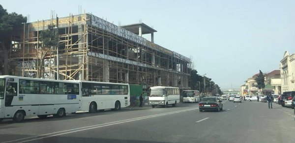 Binəqədidə piyada keçidini bağlayıb, obyekt tikirlər - FOTOLAR