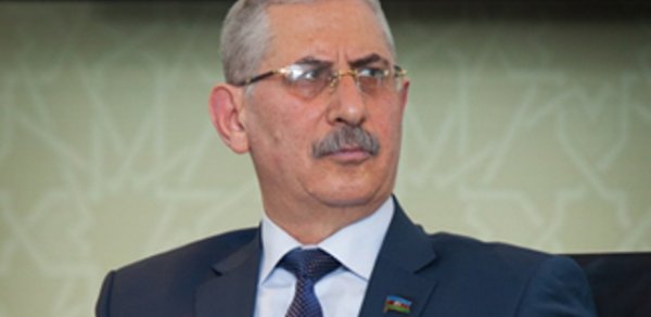 "Ağızları söyüşlə açılır, söyüşlə bağlanır"