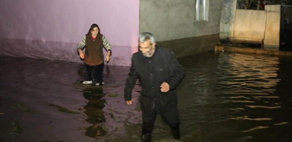 Bakıda su borusu partladı: 30-a yaxın ev su altında qadı - FOTOLAR
