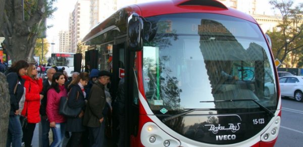 Bakıda sərnişin "BakuBus"un sürücüsünü təhqir etdi - özünü avtobusunun qarşısına atdı