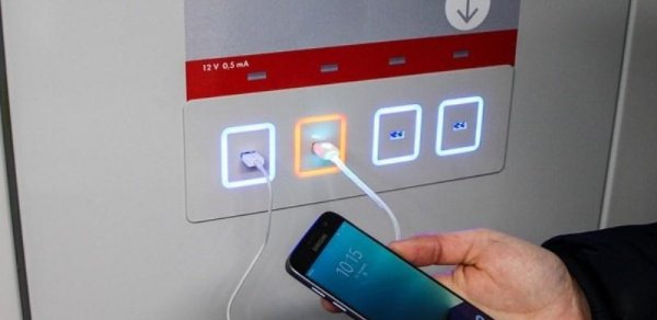Bakı metrosunda daha bir yenilik - Qatarda telefonu "zaryadka"ya qoymaq olacaq