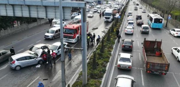 Azərbaycanlı sürücü İstanbulda ağır qəza törətdi - 12 maşınla toqquşdu 