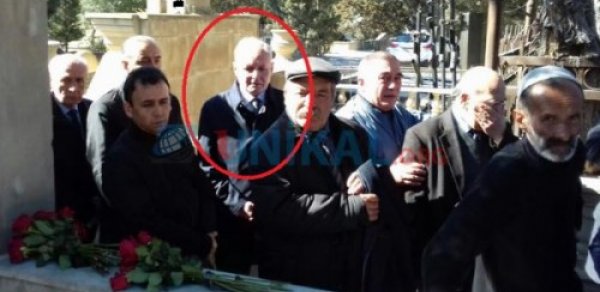 Azərbaycanda nazirin şəklini çəkmək istəyən jurnalisti döydülər - FOTO