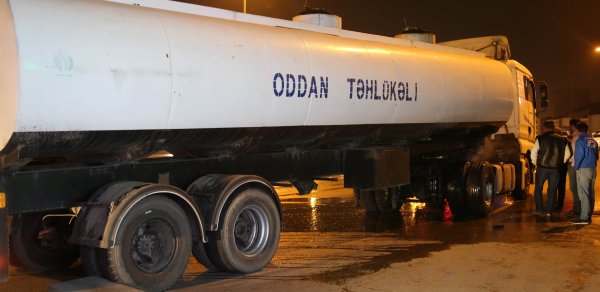 Bakıda benzin daşıyan maşın yandı - FOTOLAR