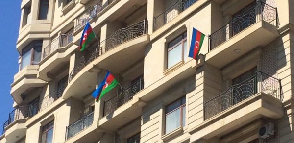 Bakıda binanın bütün sakinləri eyvandan bayraq asdı - FOTO