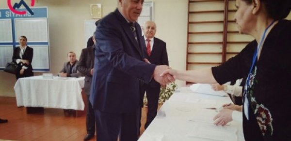 Hafiz Hacıyev İlham Əliyevə səs verdi - FOTO