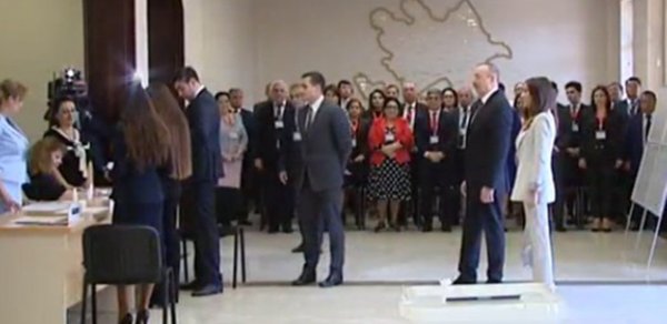 Prezident ailəsi ilə belə səs verdi - Video