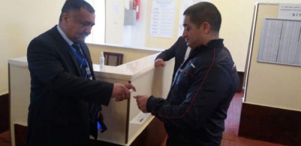 Məhbuslar da səsvermədə iştirak edir - FOTO