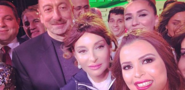 İlham Əliyevlə xanımı sənətçilərlə bir arada - Fotolar