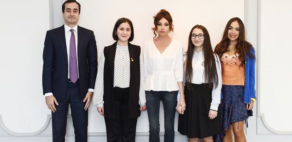 Mehriban Əliyeva Reyhan Camalova və Zəhra Qasımzadə ilə görüşüb - FOTOLAR