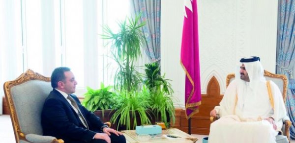 Səfirimiz etimadnaməsini Qətər Əmirinin müavininə təqdim edib
