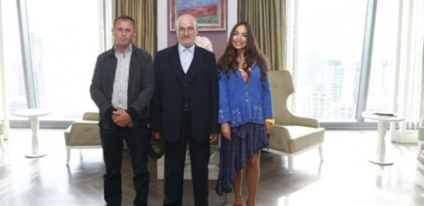 Leyla Əliyeva azərbaycanlı döyüşçünün əşyalarını qohumuna verdi - FOTOLAR