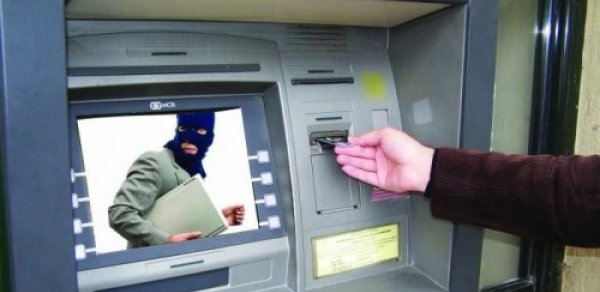 Bankomatdan pul çıxaran şəxsi izlədi - Binanın blokunda soydu