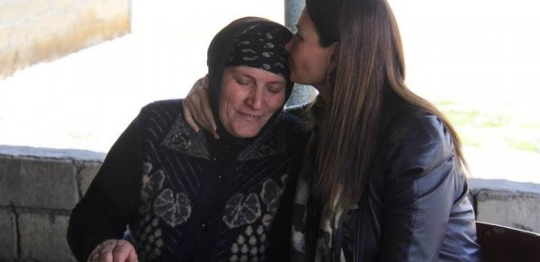 Qənirə Paşayeva Aprel şəhidlərinin ailələrini ziyarət edib