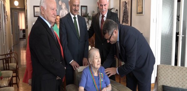 İlham Əliyevin verdiyi orden Əli bəy Hüseynzadənin qızına təqdim olundu (FOTOLAR)