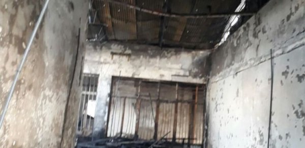 Bakıda mağaza yanıb