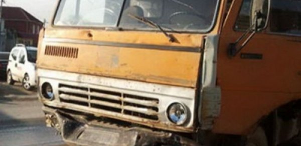 Gənc oğlan “KamAZ”ın altında qaldı
