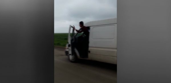 Sürücü hərəkətdə olan avtomobildə görün nə etdi - Təhlükəli anlar (VİDEO)