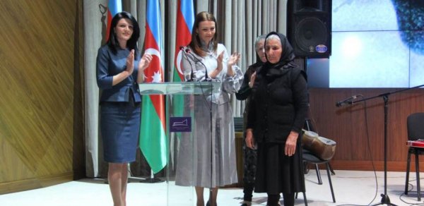 Qənirə Paşayeva Şəmkir rayonunda şəhid Dinar Mustafayevin anım tədbirində iştirak edib