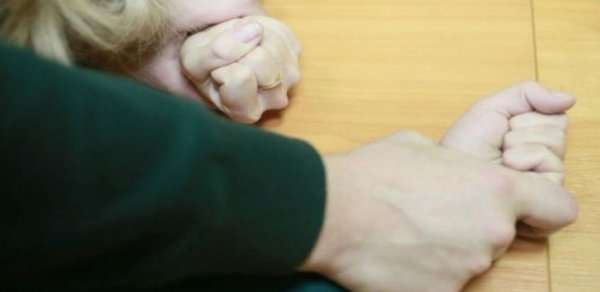 Müəllim məktəbin süpürgəçisini zorladı - Azərbaycanda dəhşət 
