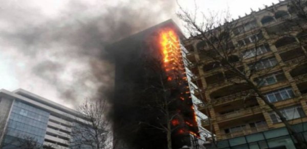 Bakıda 5 mərtəbə yanır - Təxliyə edilənlər var