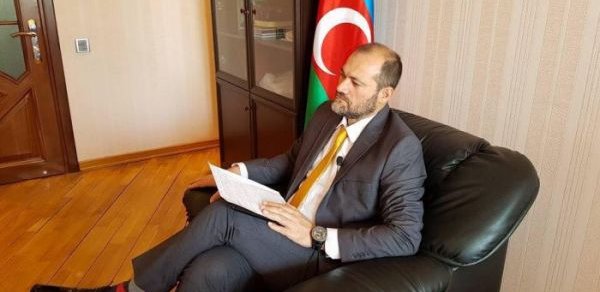 Prezidentliyə namizəd tənqid olundu: "O rəngdə corab geyinməzlər" - FOTO