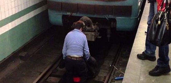 Bakı metrosunda qadın özünü qatarın altına atdı - Başı bədənindən ayrıldı