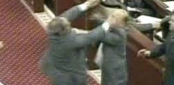 "Quska" ilk dəfə buna görə həbs edilmişdi - Milli Məclisdə əlbəyaxa döyüş - VIDEO